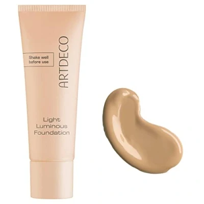 Imagen de ARTDECO Light Luminous Foundation, base líquida ligera con acabado natural y protección de la luz azul