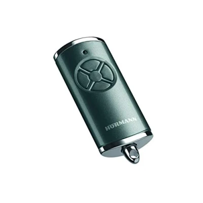 Imagen de Hörmann 4511569 HSE 4 BS Mando a Distancia para Puerta de Garaje con Tapas Cromo, Pilas, 28 x 70 14 mm, Incluye Llavero, Brillante Frozen Grey
