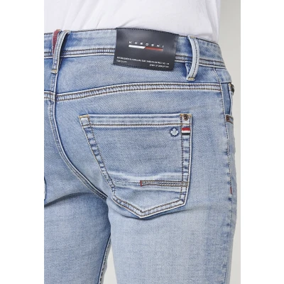 Imagen de Bermuda Denim Regular Fit de Cinco Bolsillos. Knit Elástico. Efecto Lavado Desgastado. Color Azul Claro para Hombre