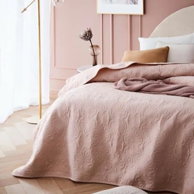 Imagen de ROOM99 Leila Elegante Colcha en Color Rosa Polvo 220x240 cm Manta Versátil como para Cama o Sofá de Estilo Patchwork Ideal Bedspread