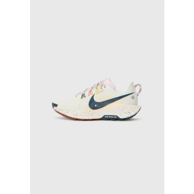 Imagen de Nike Performance Reactx Pegasus Zapatillas de trail running summit white/pure platinumcoloured/football grey/pink foam/armory navy, Mujer, Talla: 41