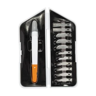 Imagen de Fiskars Kit Premium de precisión, Cúter precisión y Set 13 Cuchillas, Longitud total: Cúter: 21 cm, Incl. 12 Acero calidad/Plástico, Blanco/Naranja, 1024384