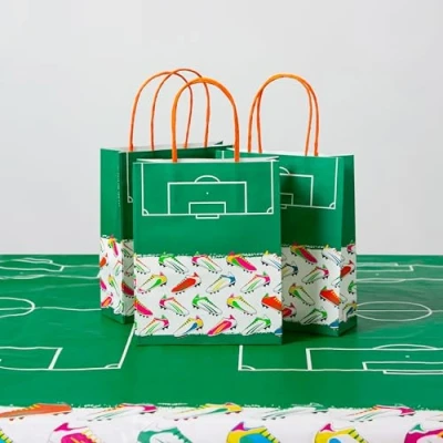 Imagen de Talking Tables Bolsas de fiesta asas niñas Paquete 8 reciclables y desechables para regalo, golosinas, recuerdos, Copa Mundial FIFA, Fútbol