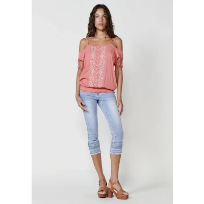 Imagen de Blusa de manga corta con escote y hombro descubierto detalle puntilla fruncido en cintura hilos a contraste bordado cenefa central tirantes color Coral para Mujer