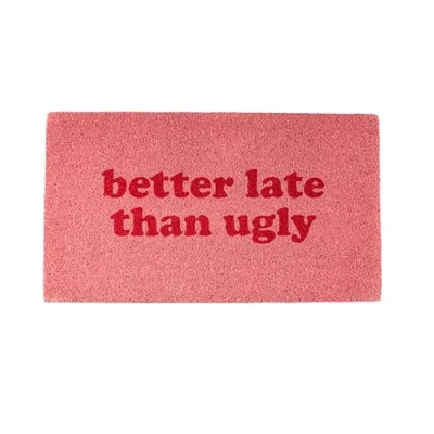 Imagen de Fisura Felpudo Original “Better Late Than Ugly de Coco con Base Antideslizante PVC. Entrada casa. Pintado a Mano. Medidas:70 cm x 40 Color Rosa