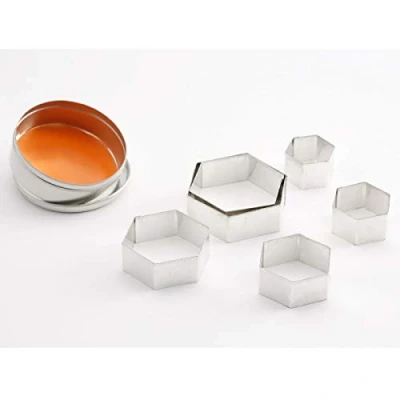 Imagen de Thermohauser 8300031780 Juego de moldes para galletas (acero inoxidable, hexagonal, borde liso, 6 piezas) 4,5 9,5 cm, empaquetado en caja almacenamiento hojalata.