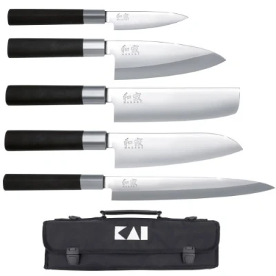 Imagen de KAI Wasabi Black estuche de cuchillos equipado cuchillo multiusos 10 cm, Deba 15 Nakiri 16,5 Santoku Yanagiba 21 cm acero inoxidable 6A/1K6 pulido 58 (±1) HRC mango negro