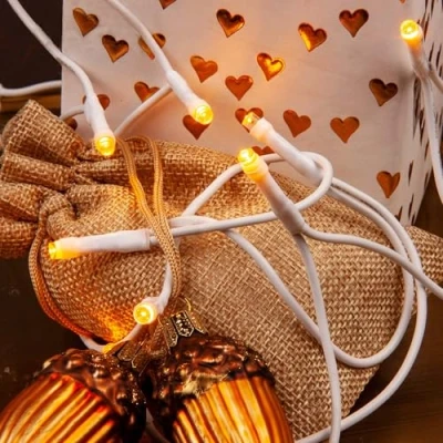 Imagen de Hellum 151671 Guirnalda de luces led (100 unidades, con enchufe y cable blanco, 100 ledes luz blanca cálida, longitud 14,85 m &lt; 59 lúmenes)