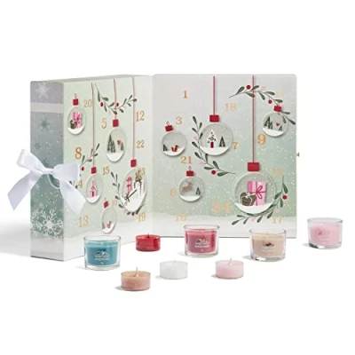 Imagen de Yankee Candle Calendario de Adviento 2022 Juego Regalo Velas perfumadas 12 votivas rellenas, té y 1 portavelas Colección Snow Globe Wonderland