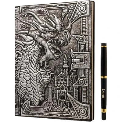 Imagen de DND Cuaderno/Libreta de 200 Páginas con Dragón Plateado 3D Cuero Sintético Notebook, Diario, Journal Compatible D&amp;D, Dungeons &amp; Dragons, Dragones y Mazmorras, RPG. Regalo para Dungeon Master