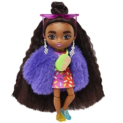 Imagen de Barbie Extra Mini Muñeca pequeña articulada con Vestido Estampado, Pelo Largo y Accesorios de Moda Juguete, Estampado (Mattel HGP63)