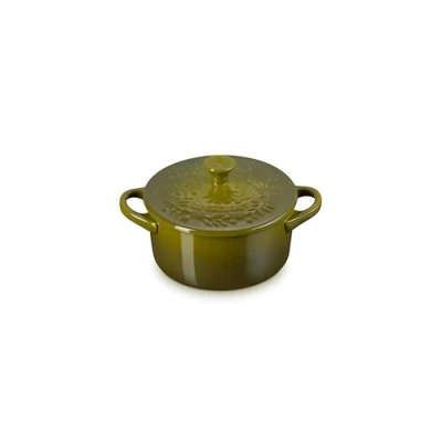 Imagen de Le Creuset Olive Branch Collection Cocotte redondo clásico de gres, 24 onzas, color oliva