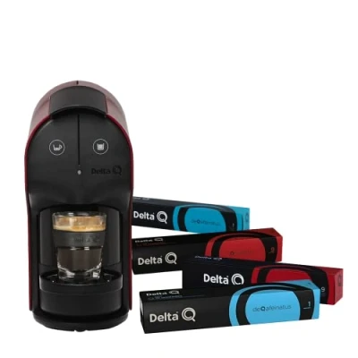 Imagen de Delta Q Pack Cafetera Quick Roja Para Cafés, Té y Bebidas Calientes Sencilla Práctica Diseño Elegante Incluye 100 Cápsulas DeQafeinatus + Qharacter