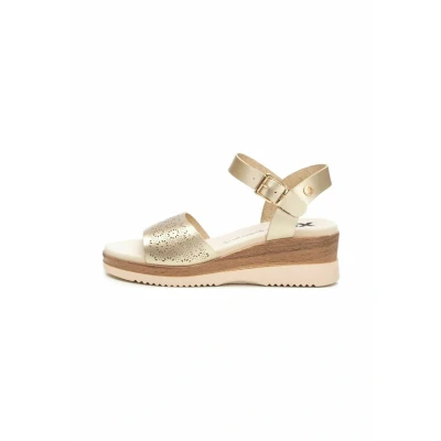 Imagen de XTI Sandalia Mujer Oro Calzado Cómodo y Versátil Moda casual Modelo 14385006 (Talla 40)