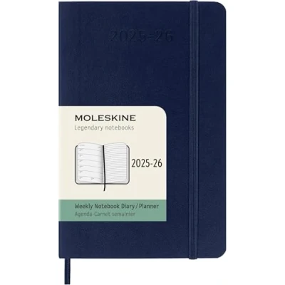 Imagen de Moleskine Weekly Planner 2025 2026, Agenda Semanal 18 Meses Con Espacio para Notas, Tapa Suave y Cierre Elástico, Formato Pocket 9 x 14 cm, Color Azul Zafiro