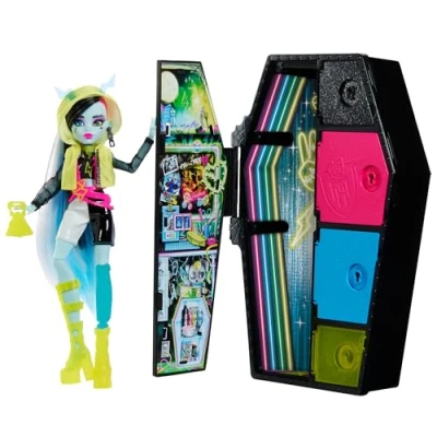 Imagen de Monster High Skulltimate Secrets Neon Frights Frankie Stein Muñeca con Armario y 15 Accesorios Sorpresa, Brilla en la Oscuridad, Juguete +4 años (Mattel HNF79)
