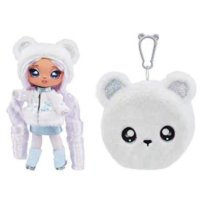 Imagen de Na! Surprise Serie Cozy BAILEY FROST Muñeca de peluche a la moda inspirada en un oso polar, con pelo blanco, gorro, vestido y monedero clip para coleccionar edad: 5+ años