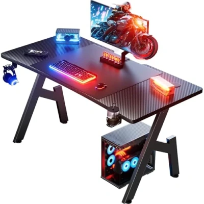 Imagen de HLONONE Mesa Gaming 140 x 60 cm, Escritorio de Fibra Carbono, Ergonómica, Ordenador con Alfombrilla ratón, Portavasos y Gancho para Auriculares, Negro