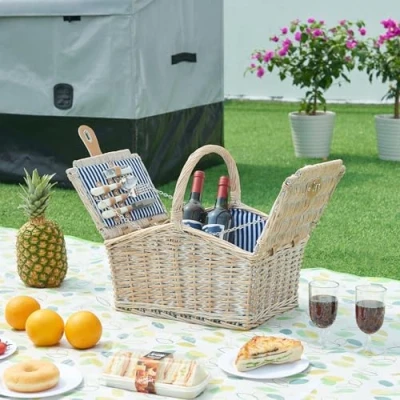 Imagen de casa.pro Juego de Cesta Pícnic para 2 Personas con Platos Cubiertos Espacio Amplio Comida Refrescos Forro a Rayas Correas Polipiel Mimbre 40 x 28 37 cm Blanco/Azul