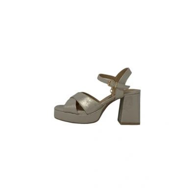 Imagen de XTI Sandalia Mujer Oro Calzado Cómodo y Versátil Moda casual Modelo 14235606 (Talla 40)
