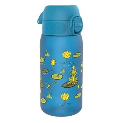 Imagen de Ion8 Botella de Agua para Niños, 350ml, a Prueba Fugas, Fácil Abrir, Cerradura Segura, Apta Lavavajillas, Sin BPA, Asa Transporte, Limpiar, Neutro en Carbono, Diseño Ranas