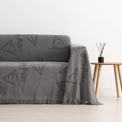 Imagen de BELUM Manta Multiusos Harry Potter Medidas Producto: 230x270 Tejido: 60% algodón 40% poliéster Modelo: Hogwarts Tratamiento: Antihumedad, Hipoalergénico, Anti ácaros e higiénico