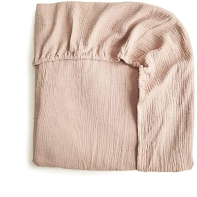 Imagen de Mushie Sábana Bajera para Cuna de Muselina Ajustable con Esquinas Elásticas 40x10x100 cm Transpirable &amp; Prelavado 100% Algodón Orgánico Bebés, Niños Pequeños, y Niñas Blush Medium