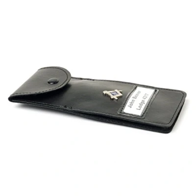 Imagen de THE MASONIC COLLECTION Soporte para joyas de pecho, viene en múltiples opciones pedido, ajuste a presión y personalizable con nombre, un accesorio regalo útil hombres masones, Black,
