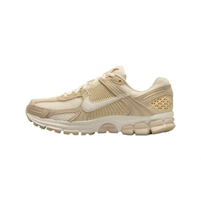 Imagen de Nike Sportswear ZOOM Vomero 5 Zapatillas, Mujer, Talla: 40, Beach/sail/light khaki/pale ivory Piel/tejido sintético