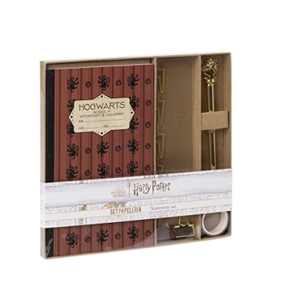 Imagen de CERDÁ LIFE&#039;S LITTLE MOMENTS Set Papeleria Harry Potter Incluye Cuaderno Hogwarts A5 21 x 13 cm Boligrafo Negro de Metal Blasón Gryffindor, Cinta Adhesiva, Clips con Forma y 2 Metálicos