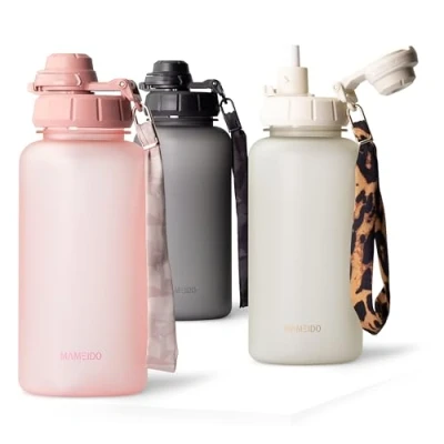 Imagen de MAMEIDO Botella 1 litro con pajita y marcador de tiempo, Botellas agua a prueba fugas, niños sin BPA, gimnasio fabricada en Tritan, Water Bottle (Flamingo Pink, 1000ml)