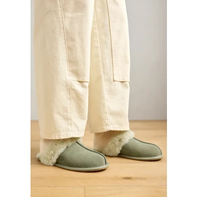 Imagen de UGG Pantuflas Scuffette II para mujer, Verde musgo/latón apagado, 38 EU