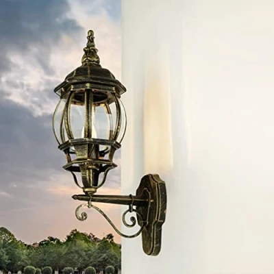Imagen de Licht Erlebnisse Aplique exterior BREST de aluminio dorado antiguo cristal E27 IP23 Lámpara pared con brazo Farol estilo rústico para jardín