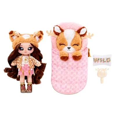 Imagen de Na! Surprise Serie Camping MYRA Woods Muñeca de Peluche Inspirada en un Ciervo, con Pelo castaño y Saco Dormir Incluye Vestido, Almohada Cepillo Coleccionable Edad: 5+ años