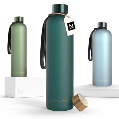 Imagen de LARS NYSØM Botella de Agua 1l deportiva Tritan ultraligera a prueba fugas, apta para el ácido carbónico 2 tapas incluidas (Green Gold, 1000ml)
