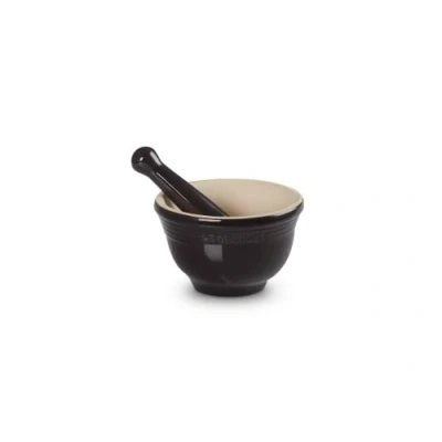 Imagen de Le Creuset Mortero y pistilo de cerámica gres, diámetro 11.5 cm, 360 g, 300 ml, Negro Oynx, 81209301400003
