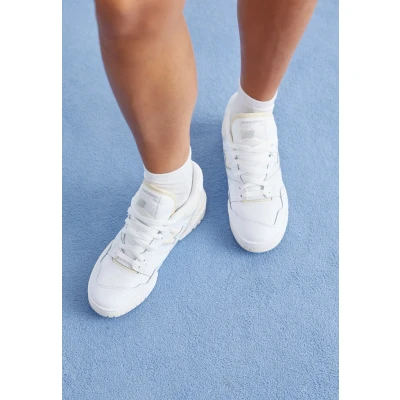 Imagen de Zapatillas new balance bbw550bk blanco beige de mujer. 36