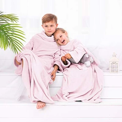 Imagen de DecoKing Manta Infantil con Mangas de Microfibra y Bolsillos Forro Polar Suave cálido Compartimento para los pies 90x105 cm Rosa Claro Lazy Kiddo