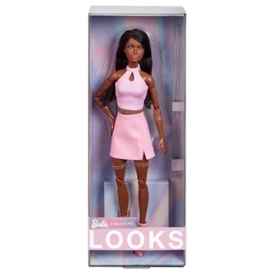 Imagen de Barbie Signature Looks Trenzas Muñeca afroamericana articulada con conjunto de falda rosa, juguete colección moda, regalo +16 años (Mattel HRM13)