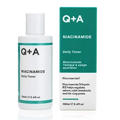 Imagen de tónico de uso diario con niacinamida Q+A. Un facial para calmar los brotes y desobstruir poros. 100 ml/3,4 fl.oz