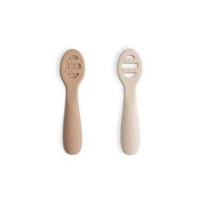 Imagen de Mushie Cuchara de Aprendizaje Silicona Paquete 2 Cucharas Para Niños Pequeños Bebés que Aprenden a Comer Solos Aptas el Lavavajillas Natural/Shifting Sand