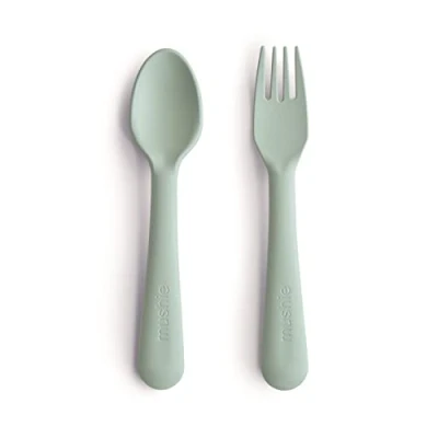 Imagen de Mushie Juego de Cubiertos con Tenedor y Cuchara para Bebés Reutilizables Niños Pequeños Niñas Fabricado en Dinamarca Sin BPA Apto Lavavajillas Sage