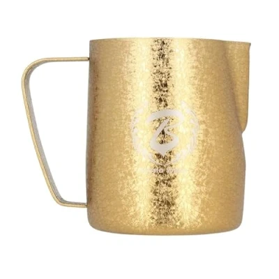 Imagen de Barista Space Jarra de leche plateada pulida, ideal para latte art con boquilla precisa, ligera y manejable, recomendada por campeones del mundo, color plateado dorado, 600 ml