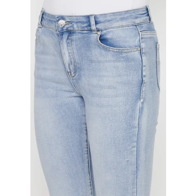 Imagen de Pantalón largo pirata denim con cierre delantero cremallera y botón bordados florales de color azul para mujer Moda Actual