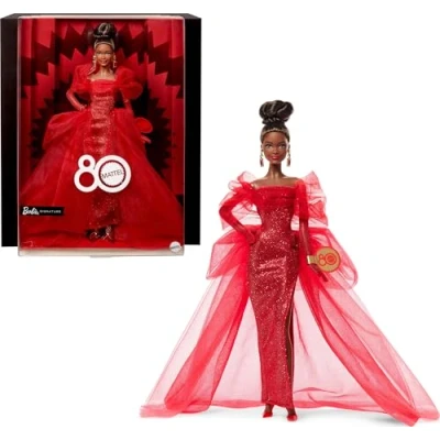 Imagen de Barbie Signature Muñeca, Mattel Coleccionable del 80.º Aniversario con Vestido Largo de Tul Rojo Brillante, Pendientes Largos y Guantes Transparentes, Pelo Moreno, JBJ18