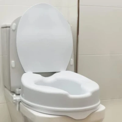 Imagen de OrtoPrime Elevador WC Adulto con Tapa Altura 10 cm Asiento de Inodoro Ortopédico cierres Laterales Seguridad Alzador Universal Adaptable Alza