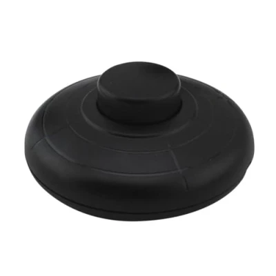 Imagen de Interruptor de pie negro 2A, ideal para controlar dispositivos eléctricos y proporcionar comodidad en su uso.