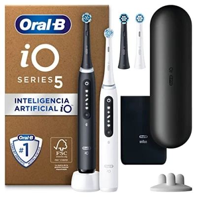 Imagen de Oral B iO 5N Cepillos de Dientes Eléctricos (Pack 2) con Mango Recargable, 2 Cabezales y Estuche Viaje Cargador, Diseñado por Braun Negro Blanco