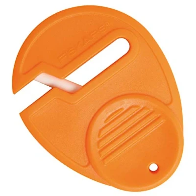 Imagen de Fiskars Afilador de Tijeras Universal, para diestros y zurdos, cerámica/Cubierta plástico, Naranja, Sewsharp, 1003871