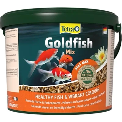 Imagen de Tetra Pond Goldfish, Alimento para carpines dorados y peces de agua fría, mezcla 3en1 con escamas, sticks gammarus, cubo 10 L